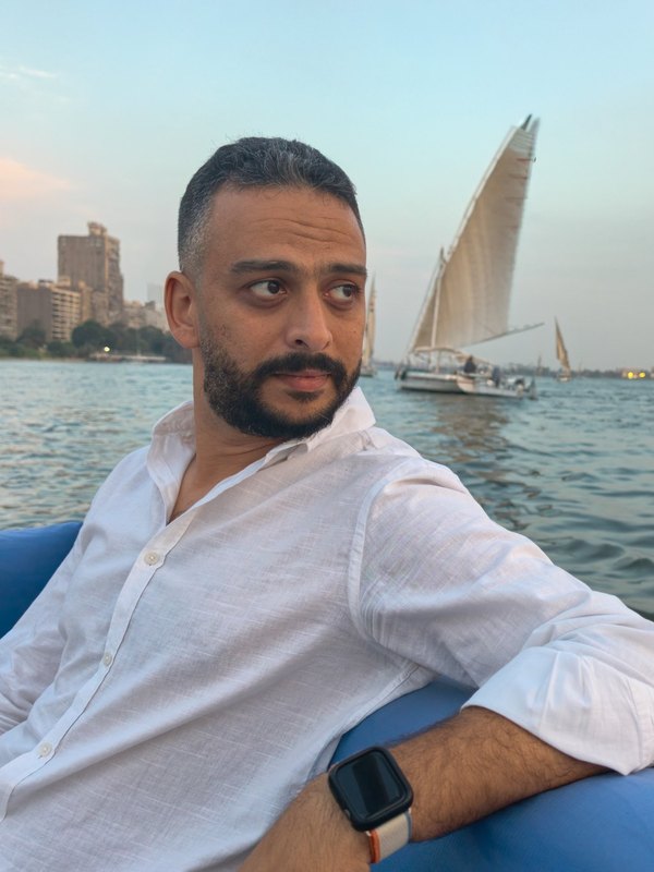 بهاء طاهر على مركب في النيل