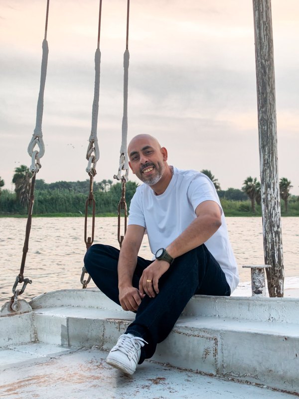 رامي حبيب على مركب في النيل